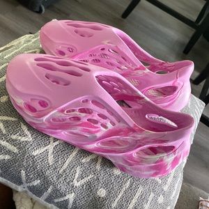 Light weight comfy shoes.